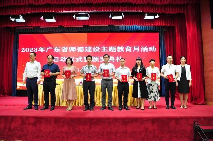 关于开展“躬耕教坛 强国有我”师德主题征文及微视频征集活动的通知